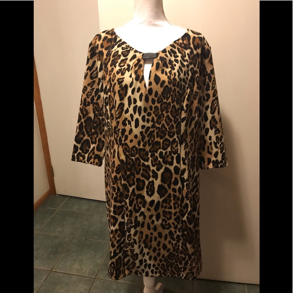 Leopard print dress with keyhole neckline